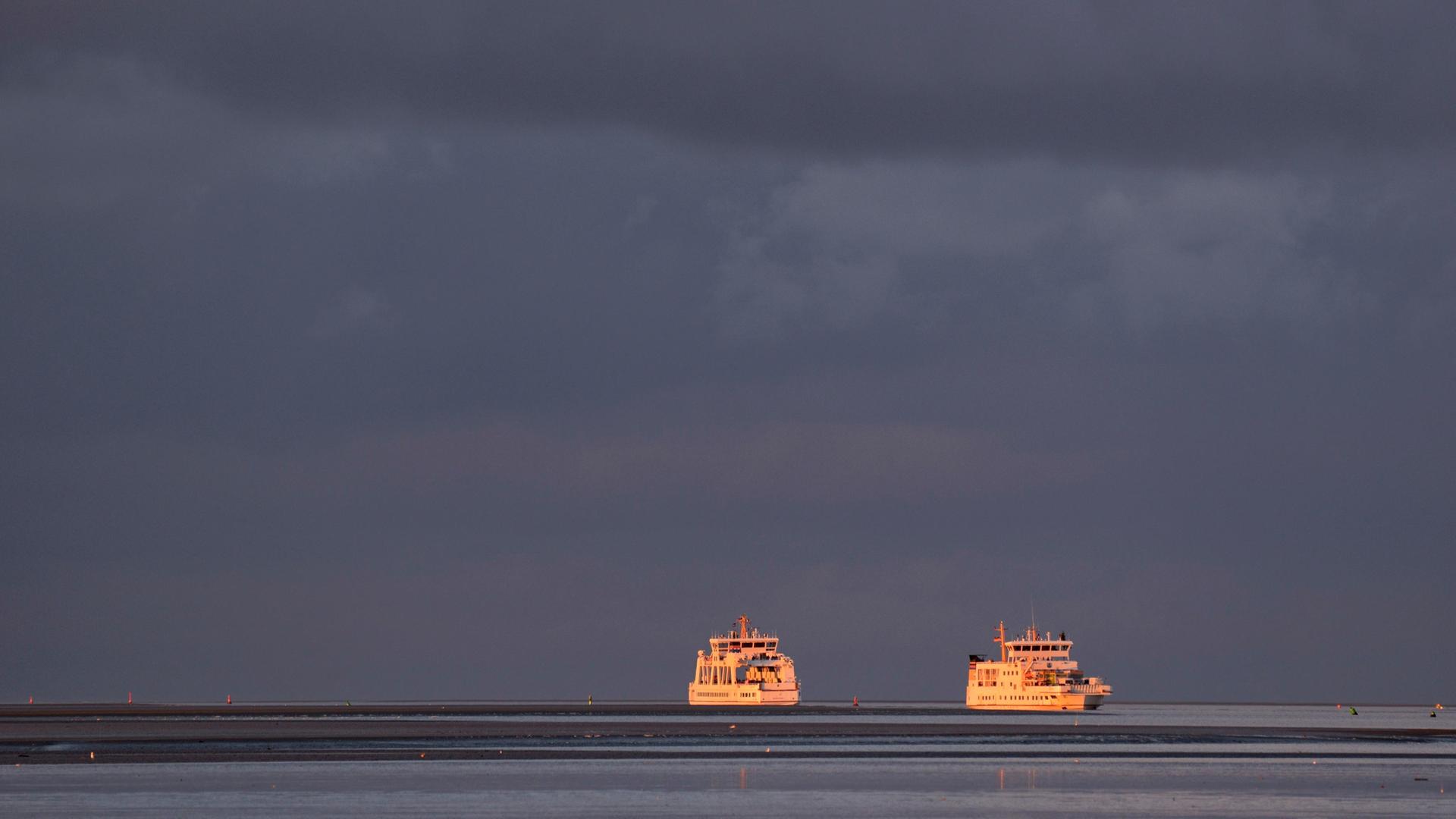 Zwei Fähren begegnen sich in der Fahrrinne von Norderney. | ImageBROKER, Frederik