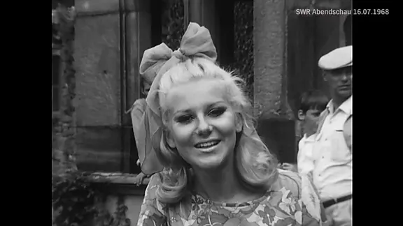 Schwarzweiß Bild einer Sängerin - Peggy March als junge Frau