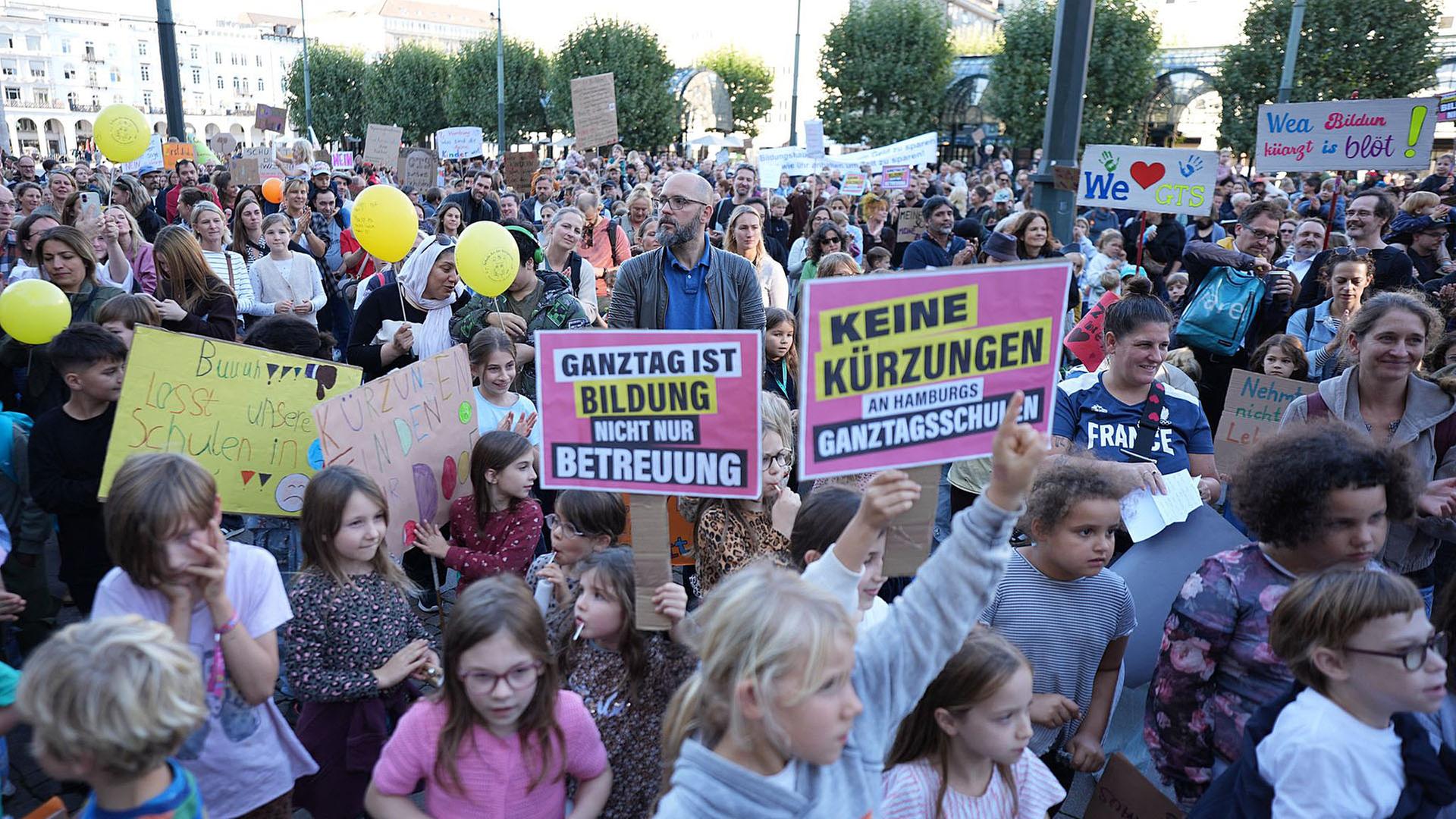 Kürzungen in Hamburger Ganztagsschulen: Hunderte demonstrieren
