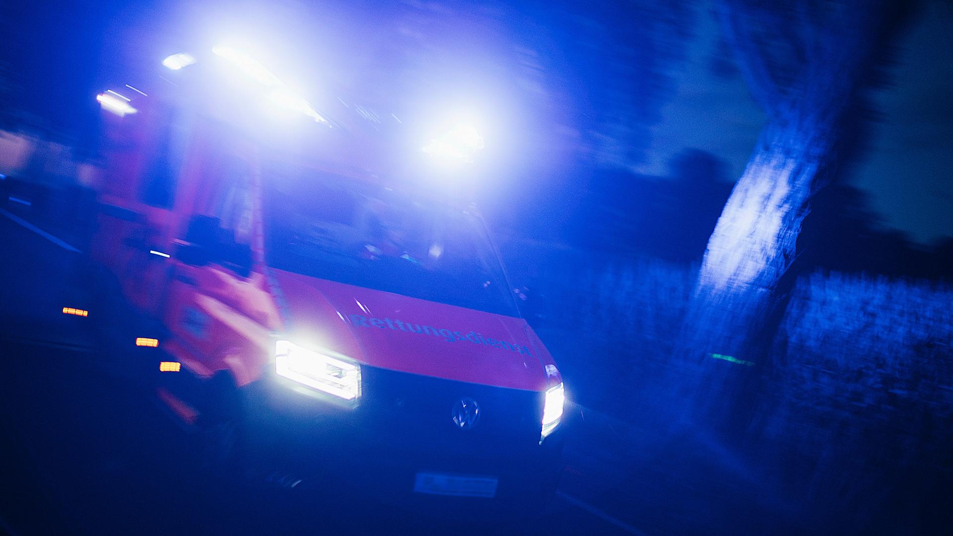Rettungswagen fährt bei Dunkelheit (Themenbild) | NDR, Julius Matuschik