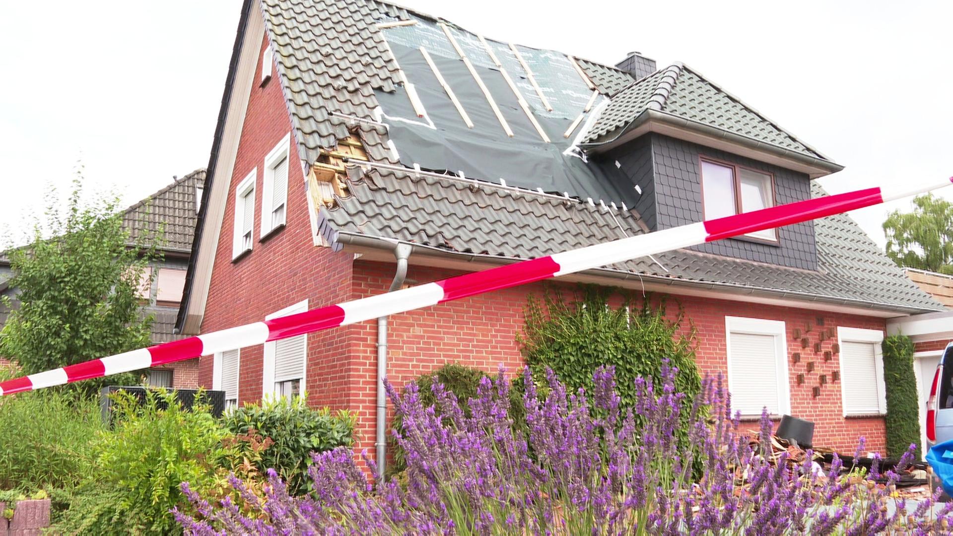 Ein Wohnhaus ist nach einem Flugzeugabsturz mit Polizeiband abgesperrt. | Screenshot