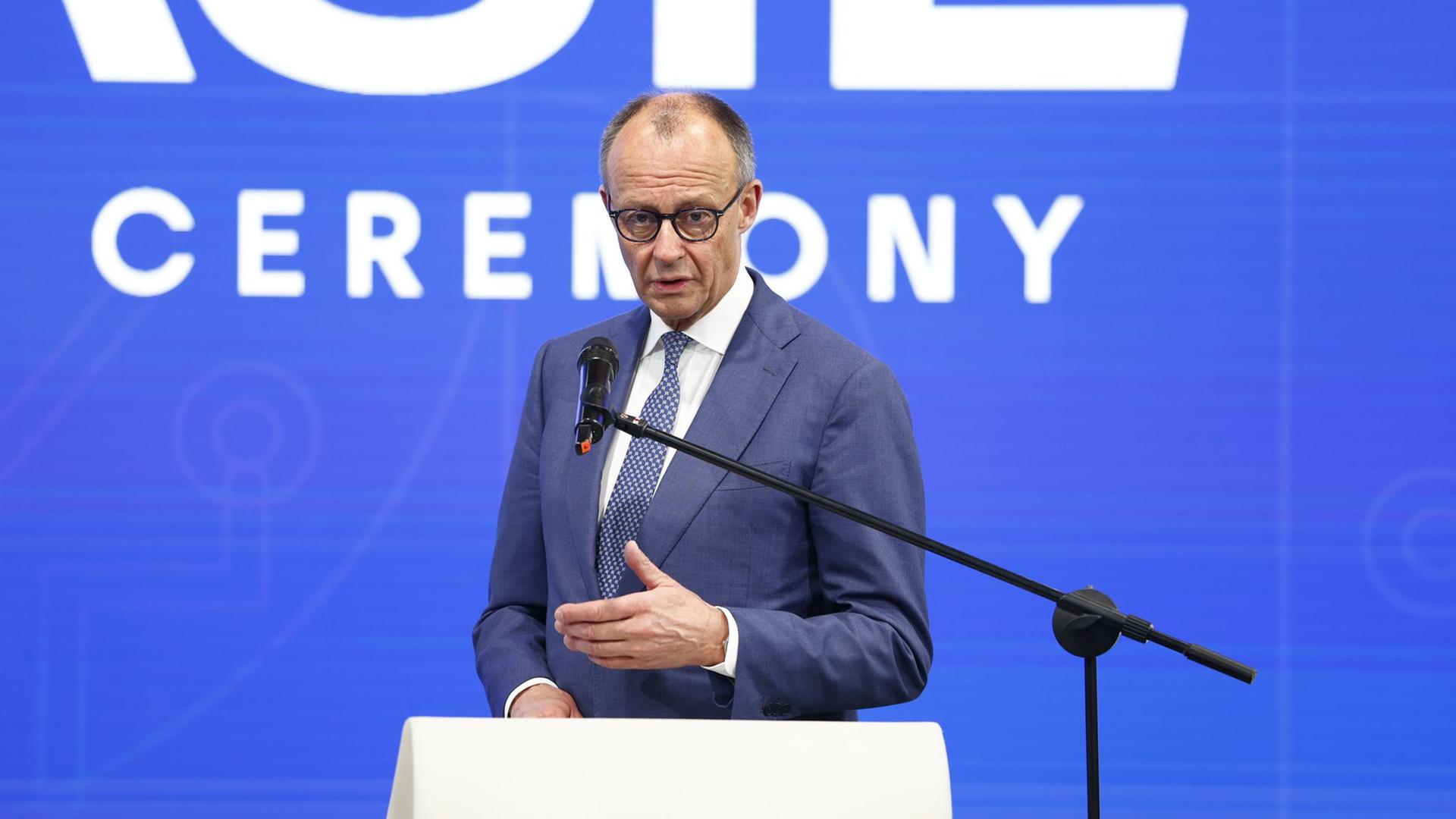 Friedrich Merz (CDU) spricht wÃ¤hrend des ErÃ¶ffnungsrundgangs der Hannover Messe | picture alliance/dpa-Bildfunk, Moritz Frankenberg