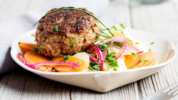 Frikadelle mit Pastinaken-Kartoffel-Salat angerichtet auf einem Teller. | NDR, Claudia Timmann Frikadelle mit Pastinaken-Kartoffel-Salat angerichtet auf einem Teller.