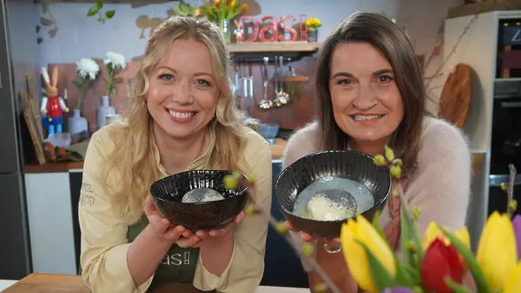 Zora Klipp und Inka Scheider (re.) servieren Dampfnudeln mit Vanillesoße und andere Lieblingsgerichte aus ihrer Kindheit.