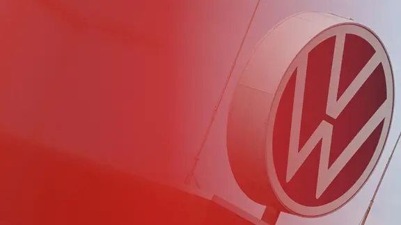 Eine rote Flagge weht vorm VW 标志在埃姆登。 
