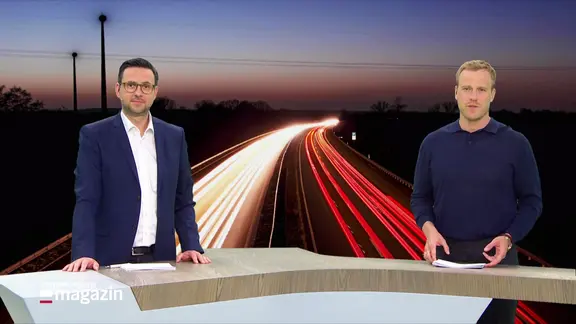 Die Moderatoren Christopher Scheffelmeier und Henrik Hanses im Studio.