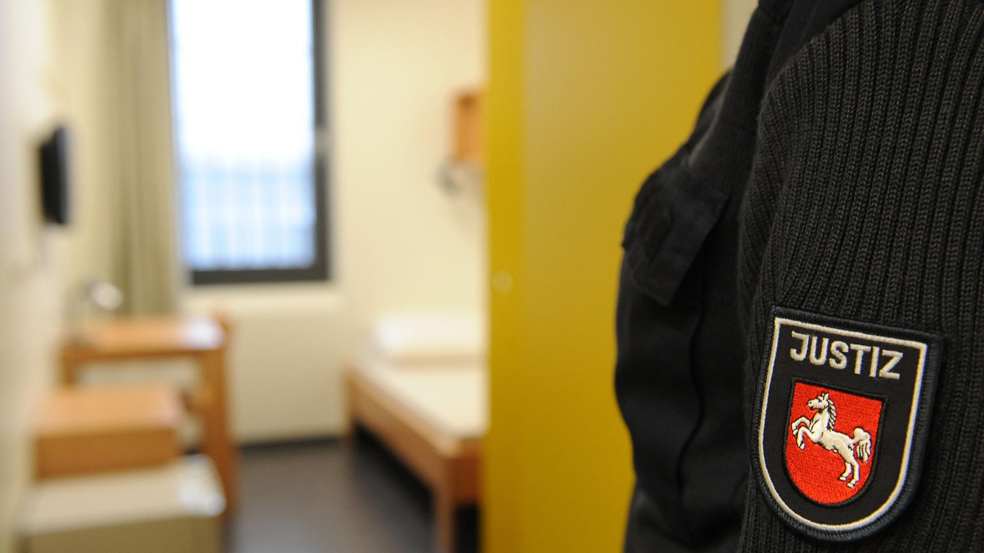 Eine Justizbeamtin steht vor einer Zelle der Justiz-Vollzugsanstalt (JVA) Bremervörde | picture alliance/dpa, Carmen Jaspersen