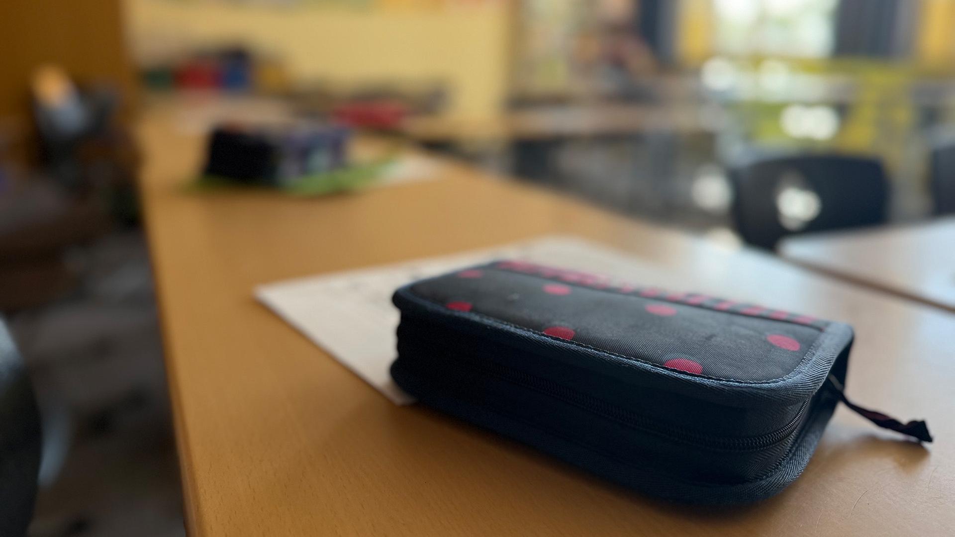 Eine Federtasche auf einem Schultisch in einem Klassenraum | NDR, Tobias Gellert
