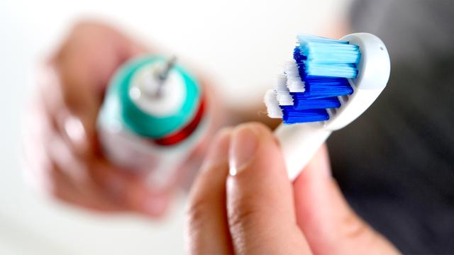 Elektrische Zahnbürsten im Test: Putzt teuer besser?