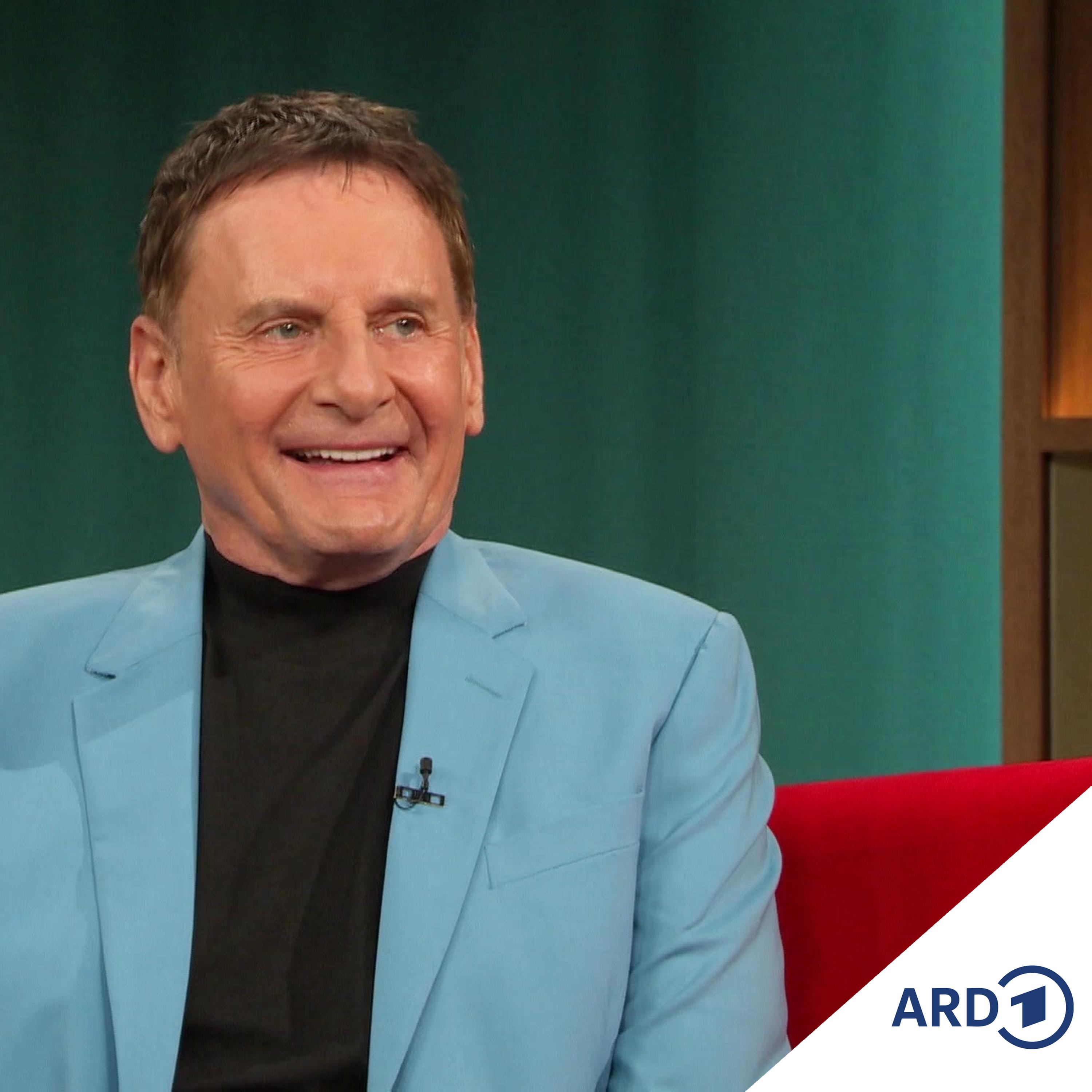 Moderator und Musikexperte Peter Illmann auf dem Roten Sofa