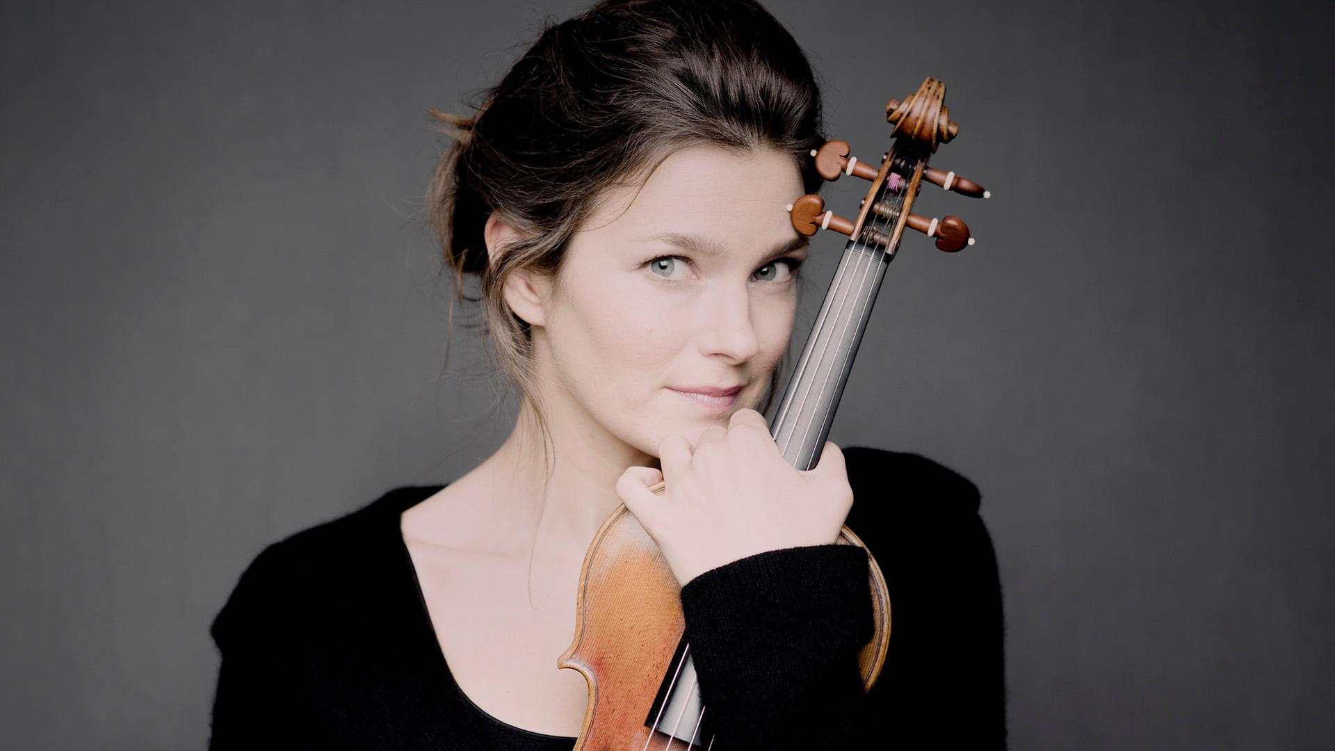 Porträt der Violinistin Janine Jansen mit ihrem Instrument | Marco Borggreve