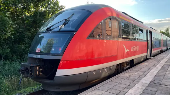Ein Regionalzug der Deutschen Bahn steht an einem Bahnsteig.
