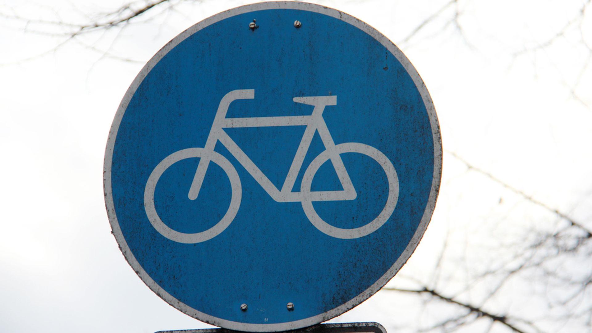 Ein blaues Schild mit einem Fahrrad kennzeichnet den Fahrradweg. | NDR, Eric Klitzke