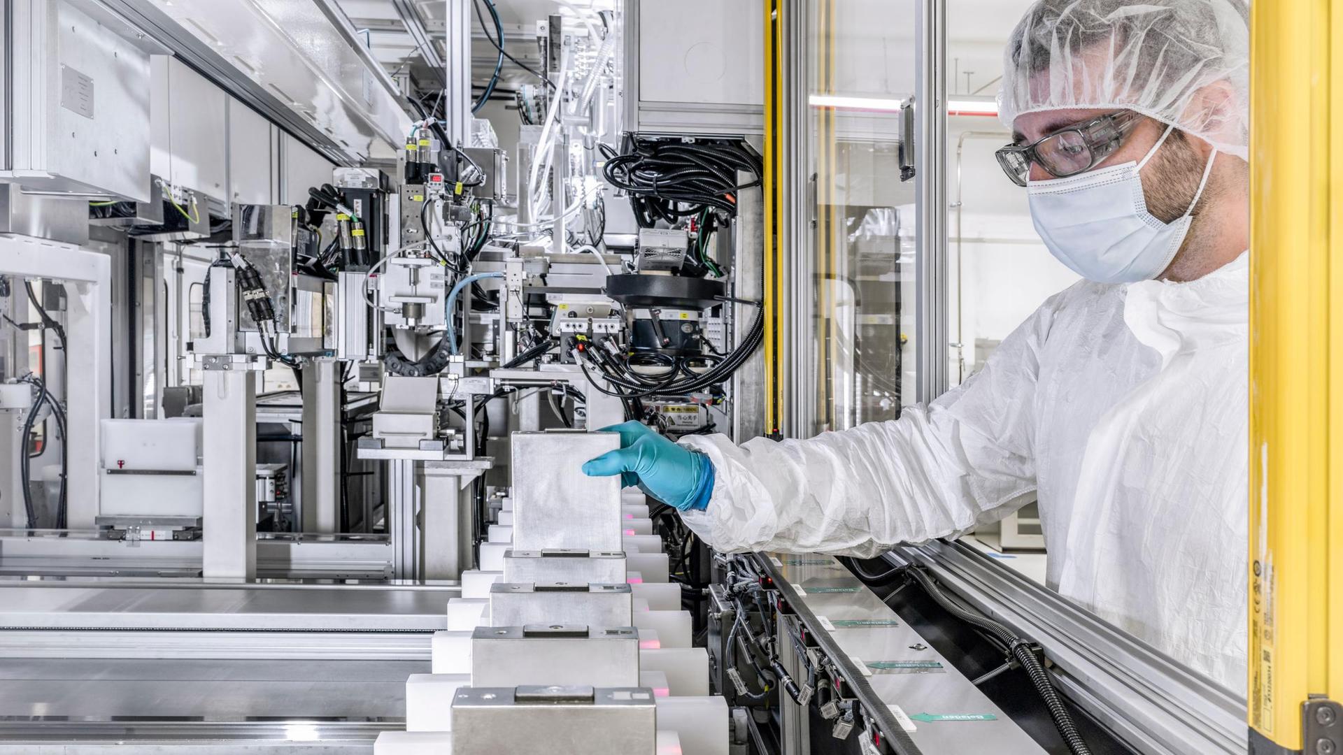 Ein Mann in Schutzkleidung arbeitet im Hygienebereich einer Batteriefabrik. | Stefan Warter/PowerCo