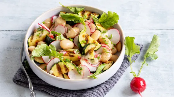 Eine Schale Bohnensalat mit Radieschen. | ZS-Verlag, Claudia Timmann Eine Schale Bohnensalat mit Radieschen.