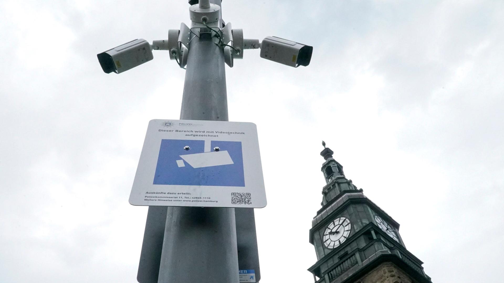 Ueberwachungs-Kamera mit Hinweisschild vorm Hamburger Hauptbahnhof. | picture alliance / ABBfoto