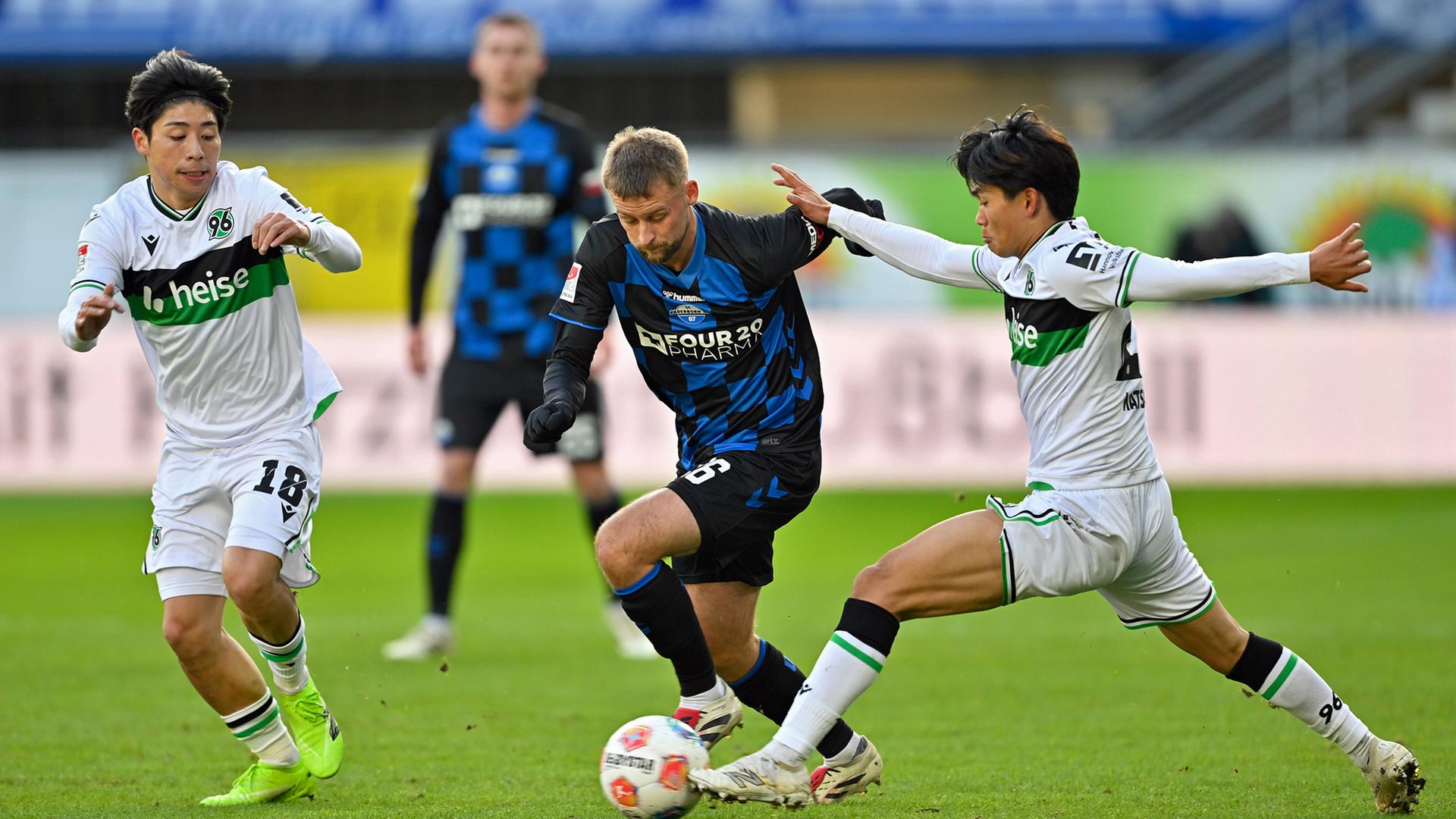 Hannovers Hayate Matsuda (r.) im Zweikampf mit Paderborns Sebastian Klaas | Imago Images