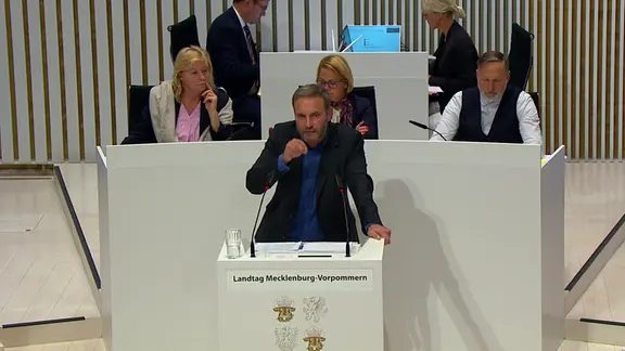 Enrico Schult (AfD) steht am Rednerpult im Plenarsaal des Landtags von Mecklenburg-Vorpommern.