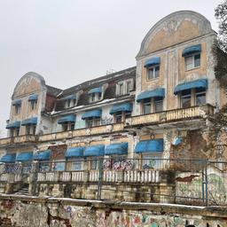Das ehemalige Strandhotel in Schwerin-Zippendorf ist eine Ruine.
