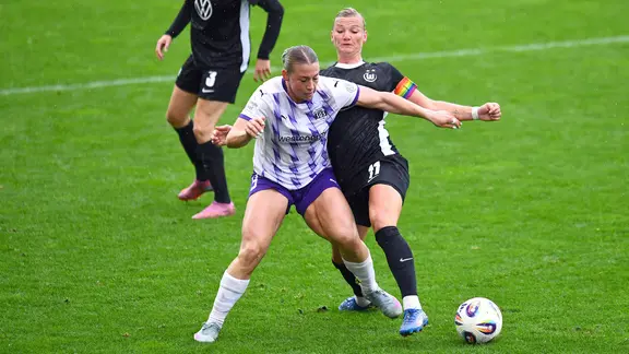Wolfsburgs Alexandra Popp (r.) im Zweikampf mit Essens Ramona Maier