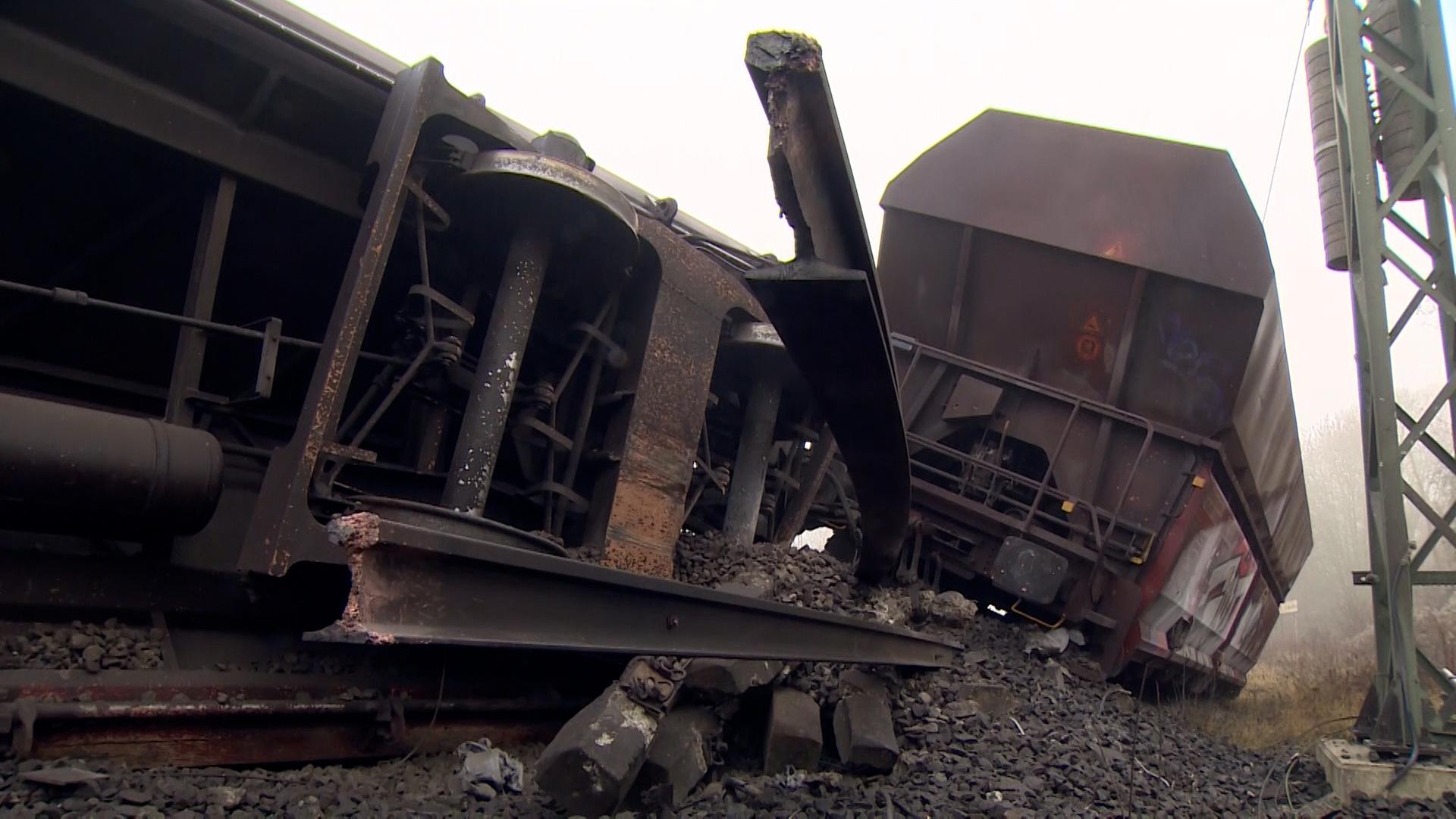 Beschädigte Gleise und ein umgekippter Waggon. | HannoverReporter