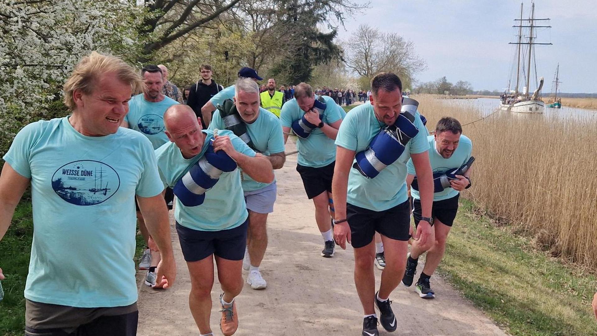 Mehrere Männer ziehen ein Schiff an Seilen. | NDR, Birgit Vitense