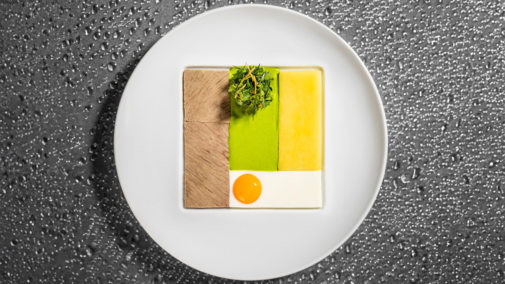 Ein kunstvoll angerichtetes Gericht aus dem Restaurant 