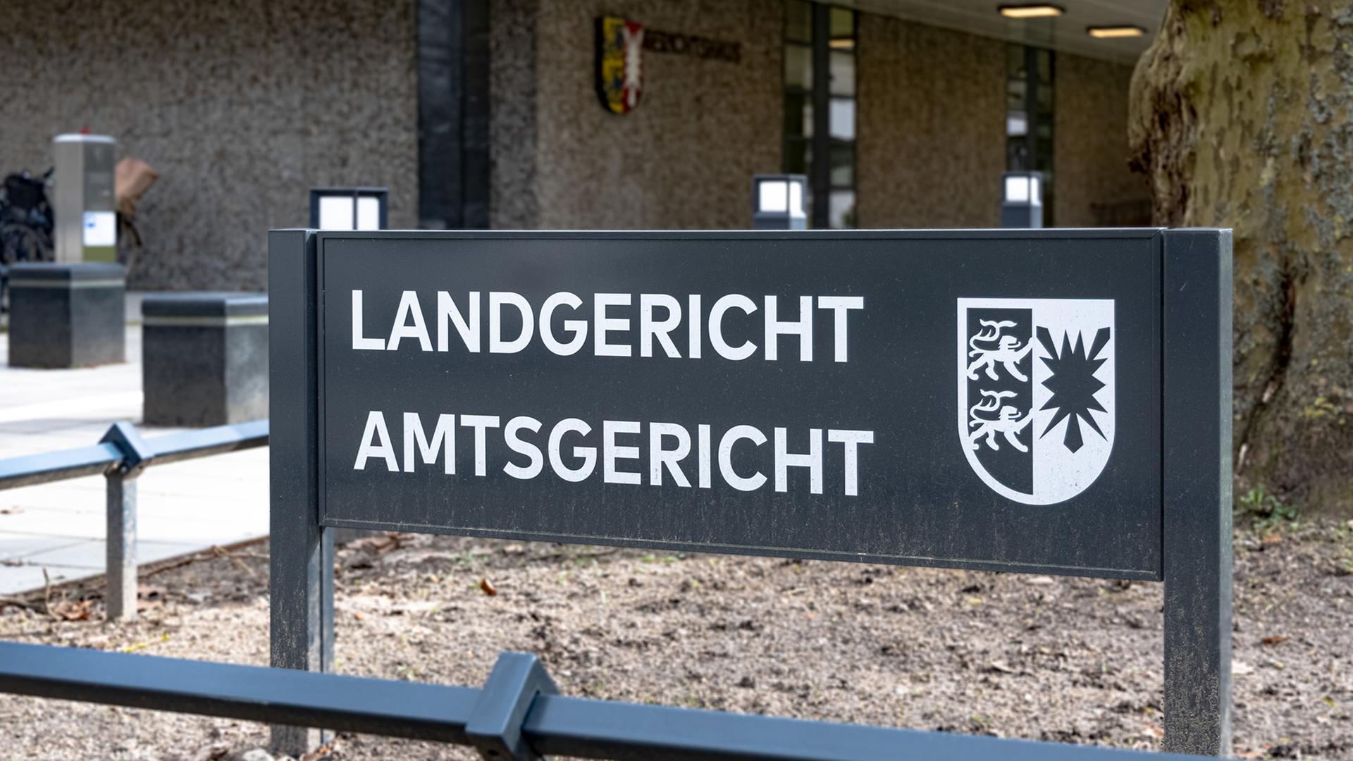 Ein Schild mit der Aufschrift «Landgericht, Amtsgericht» steht am Eingangsbereich des Landgerichts Lübeck | dpa, Markus Scholz