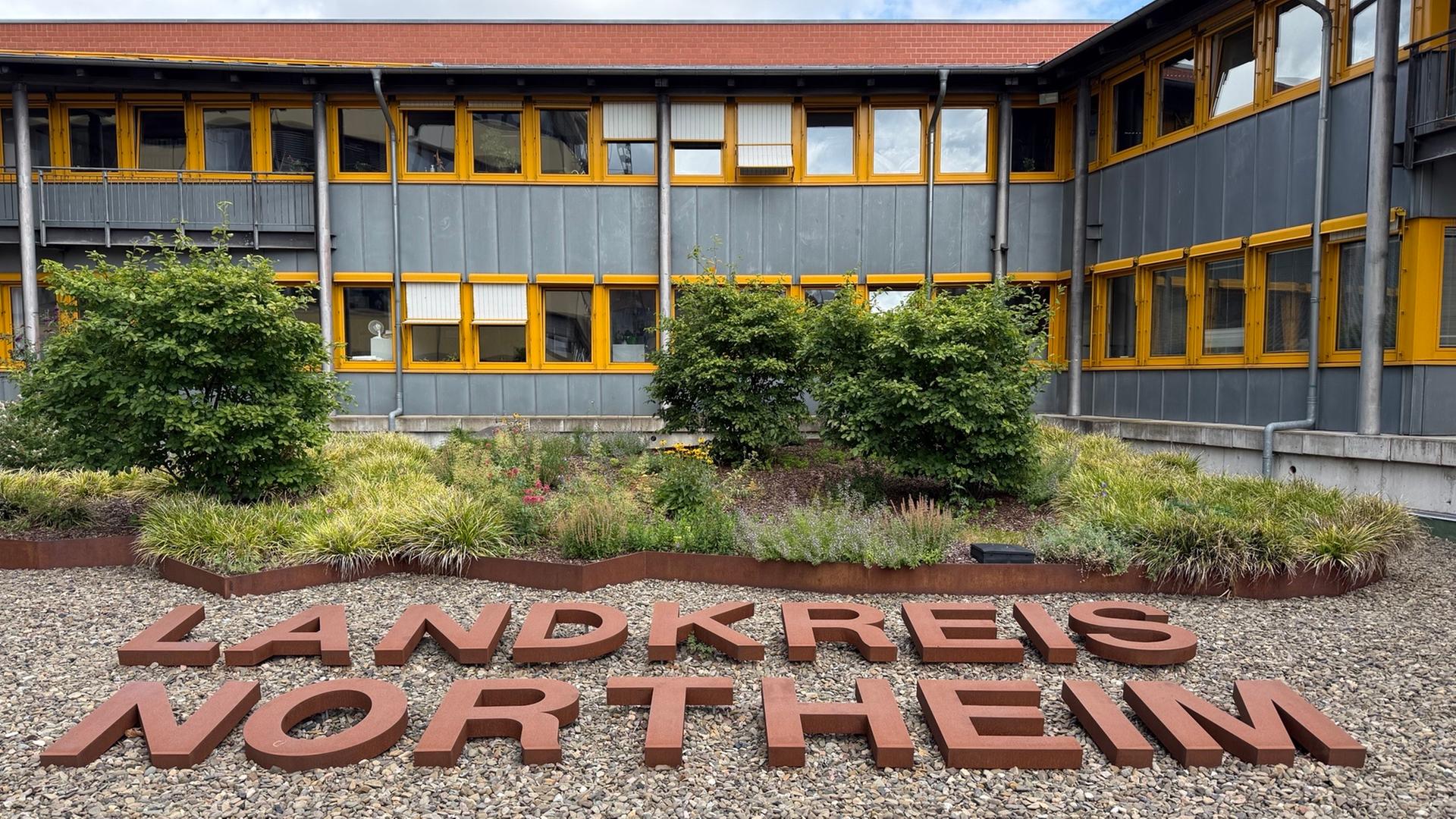 Der Schriftzug Landkreis Northeim steht vor dem Northeimer Kreishaus. | Katharina Reisch