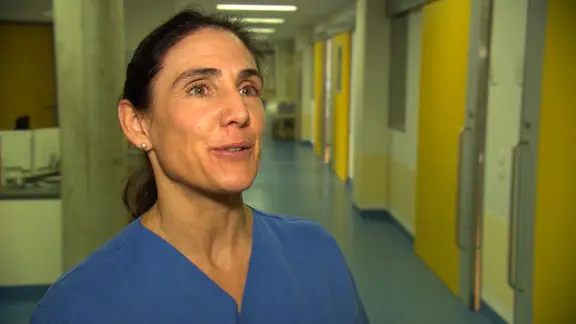 Pflegerin Sandra Nitsche steht im Klinik-Flur.