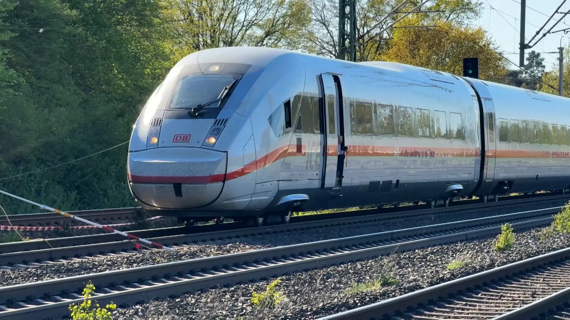 ICE fährt in abgerissene Oberleitung: Reparatur abgeschlossen