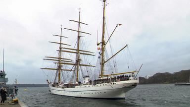 Das Segelschulschiff "Gorch Fock" verlässt den Kieler Hafen.