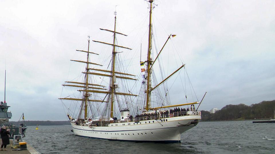 Interessierte können das Anlegen von der Kiellinie aus beobachten. | NDR/Julia Jänisch Das Segelschulschiff "Gorch Fock" verlässt den Kieler Hafen.