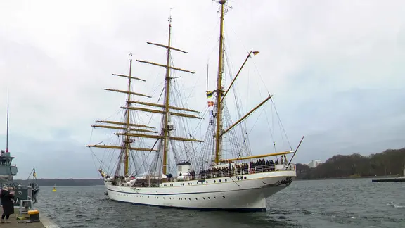 Das Segelschulschiff "Gorch Fock" verlässt den Kieler Hafen.