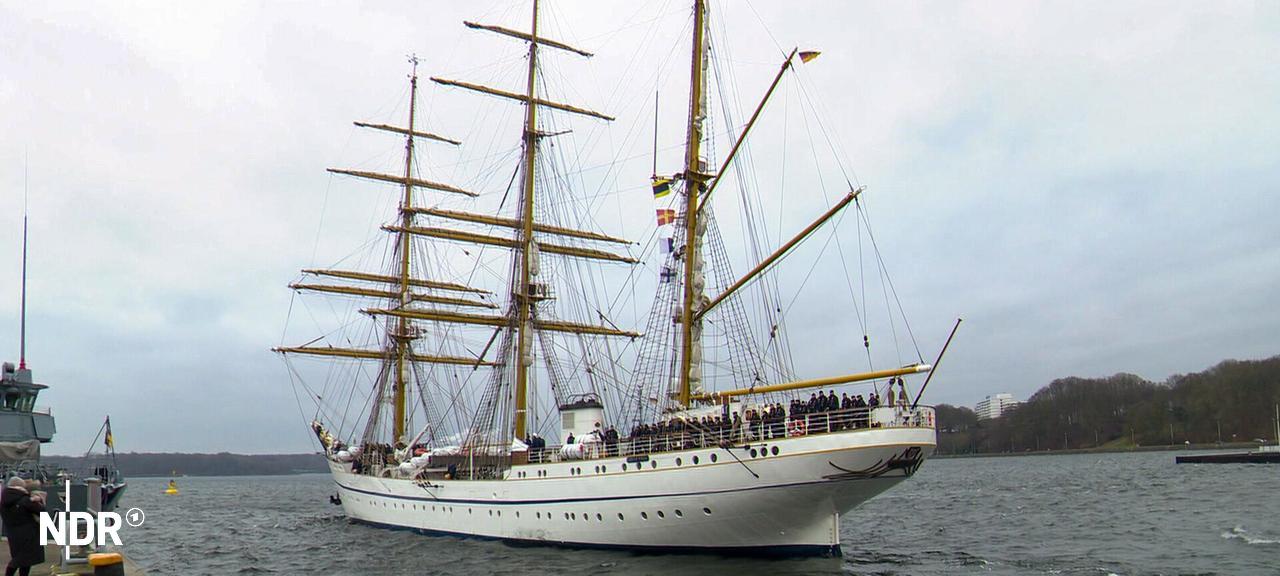Das Segelschulschiff "Gorch Fock" verlässt den Kieler Hafen. | NDR/Julia Jänisch Das Segelschulschiff "Gorch Fock" verlässt den Kieler Hafen.