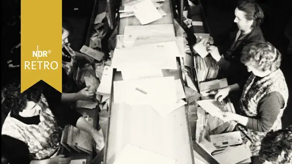 Frauen sortieren Post an einem Fließband (1960)