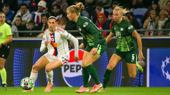 Jule Brand von OL Lyonnes gegen ihre alten Wolfsburger Temakolleginnen | IMAGO / Jan Huebner/Hendrik Gräfenkämper Jule Brand von OL Lyonnes gegen ihre alten Wolfsburger Temakolleginnen