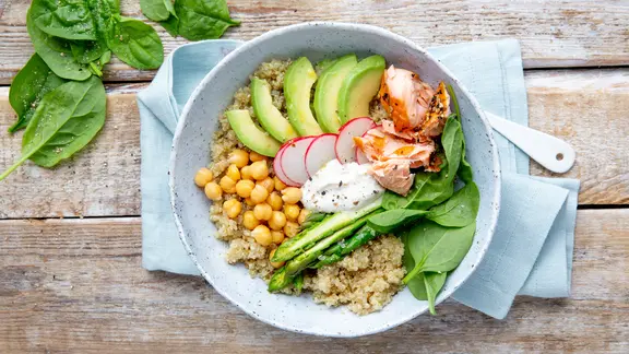 Quinoa-Bowl mit Lachs in einer Schale.