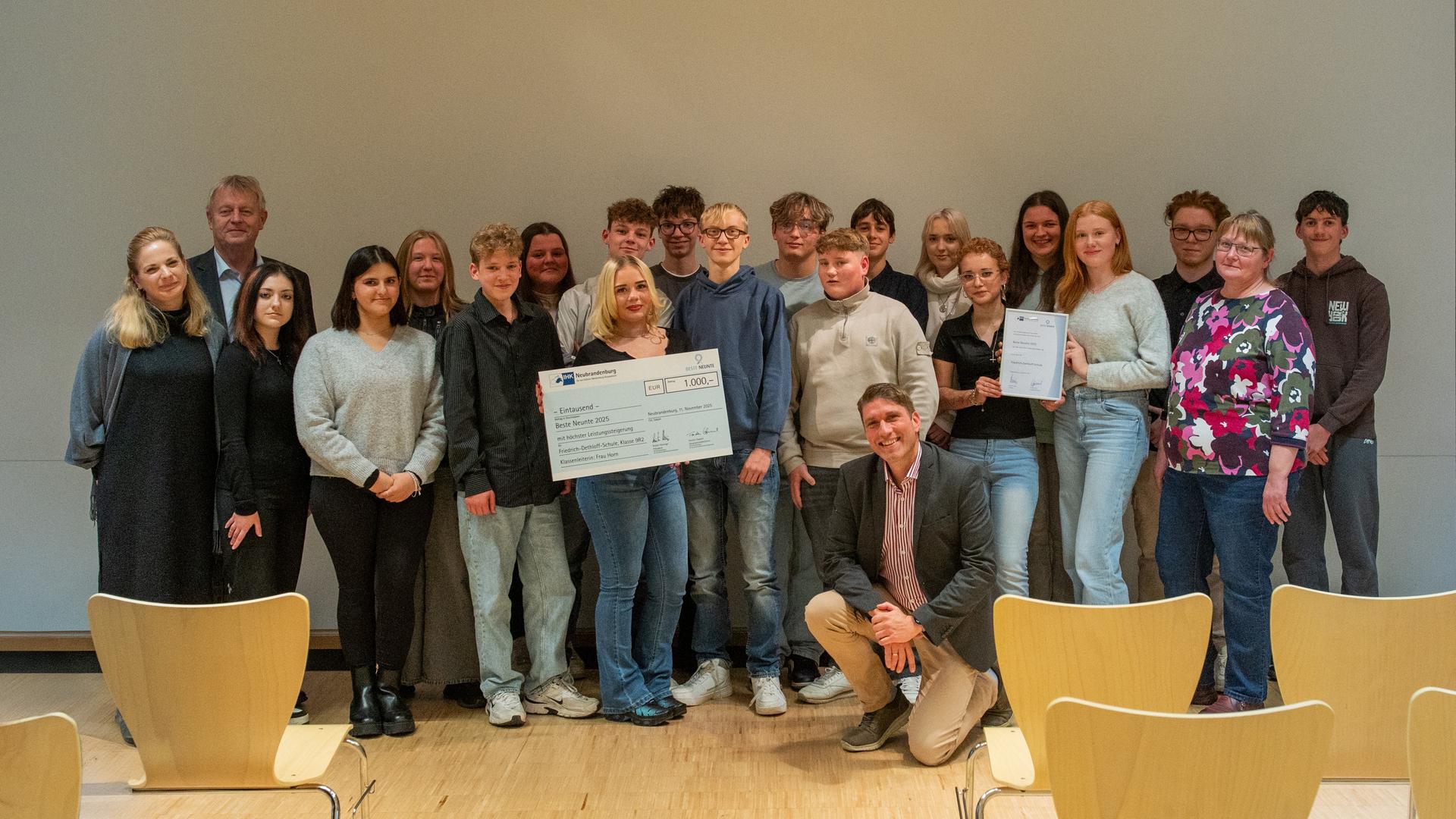 IHK Neubrandenburg ehrt beste neunten Klassen