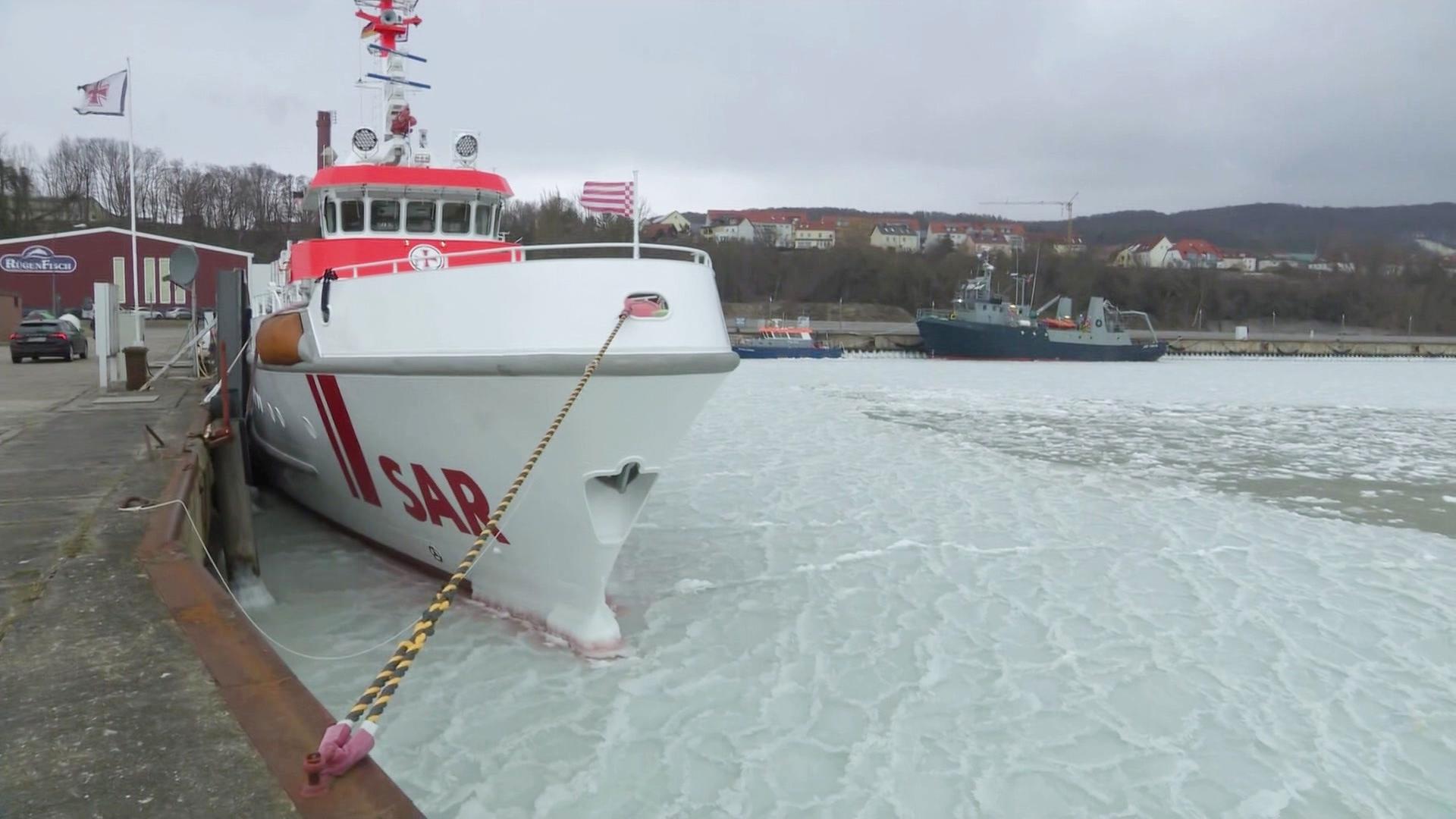 Zugefrorene Ostsee um Rügen erschwert die Schifffahrt