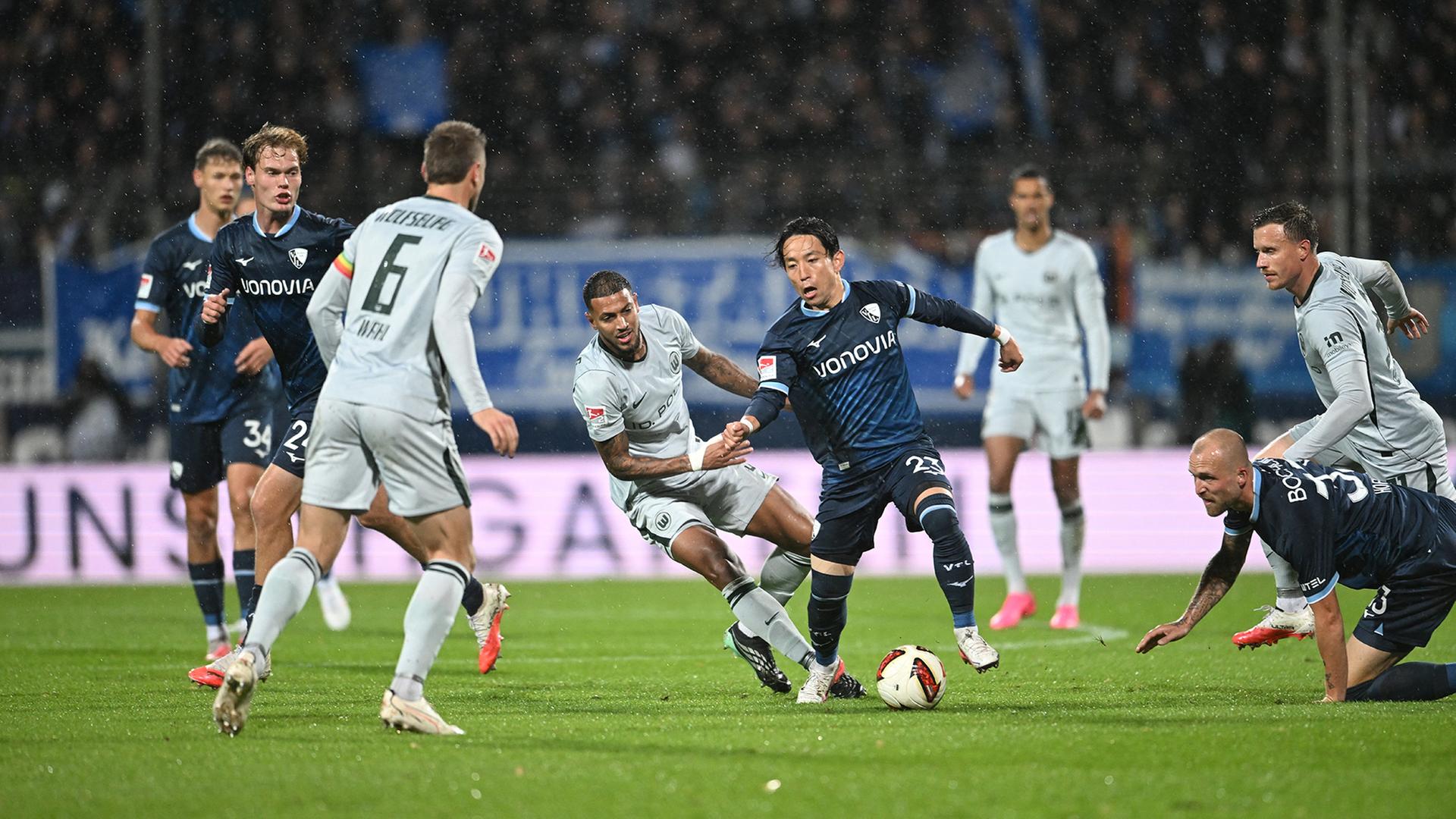 Wolfsburgs Vinicius Souza (l.) im Zweikampf mit Bochums Koji Miyoshi | picture alliance/dpa | Fabian Strauch