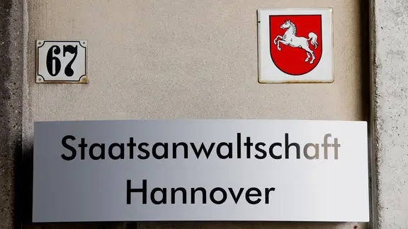 Ein Schild hängt an der Staatsanwaltschaft Hannover.