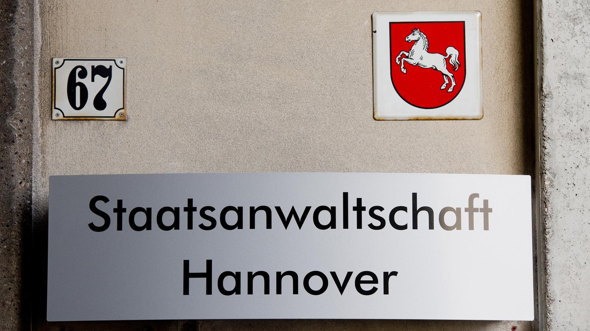 Ein Schild hängt an der Staatsanwaltschaft Hannover. | picture alliance / dpa , Julian Stratenschulte