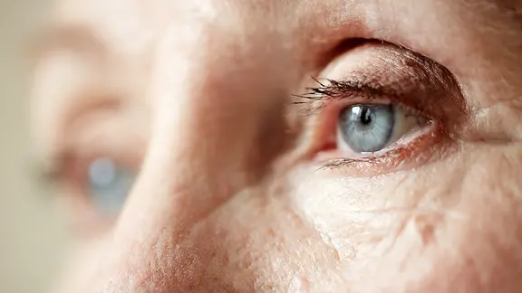 Nahaufnahme von den Augen einer älteren Frau.