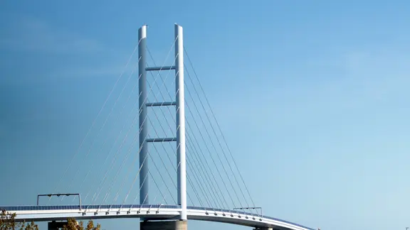 Blick auf Rügenbrücke in Stralsund blauer Himmel.