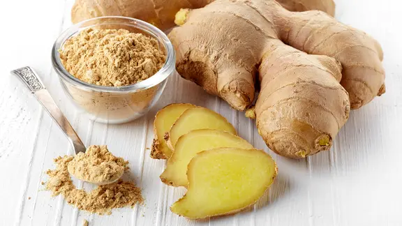 Ingwer-Wurzel und Ingwer-Pulver