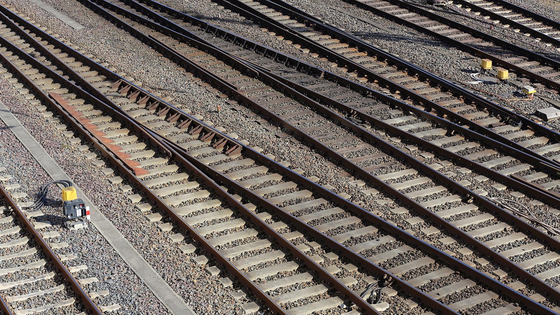 Gleise von Oben fotografiert. | NDR, Pavel Stoyan