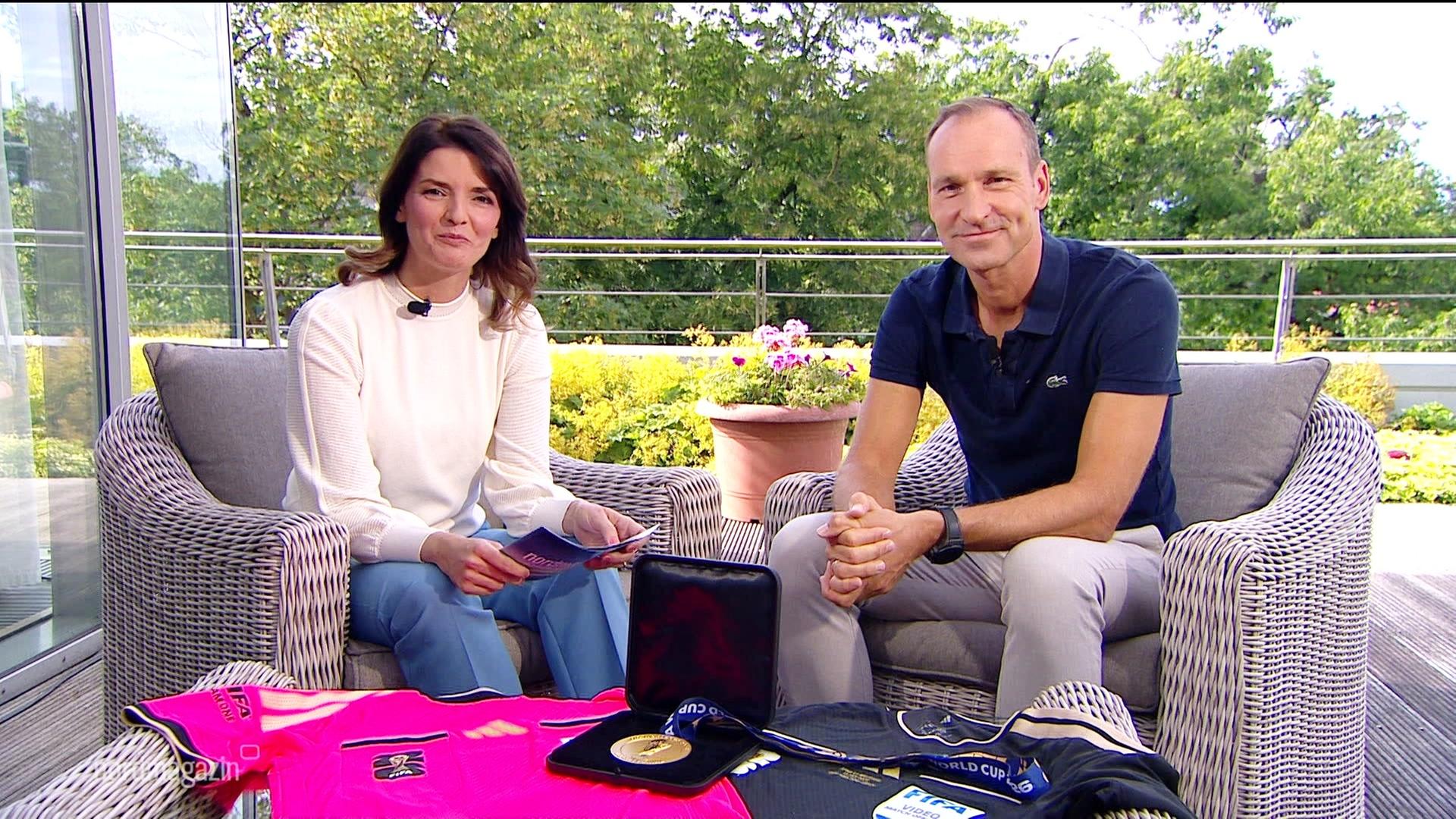 Frauke Rauner und Bastian Dankert in Sesseln auf einer Terrasse. | Screenshot
