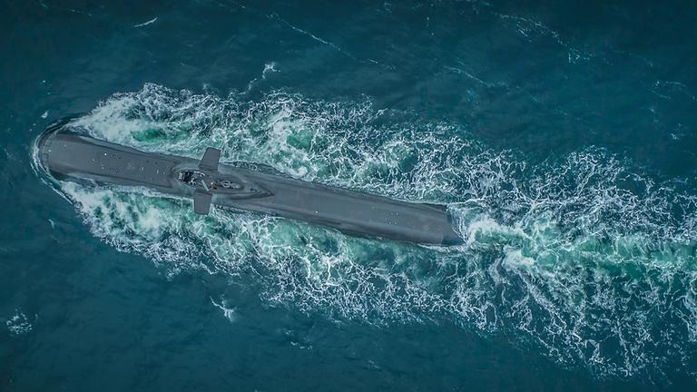 Eine Luftaufnahme von einem U-Boot im Wasser.