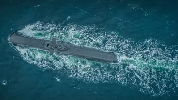 Eine Luftaufnahme von einem U-Boot im Wasser.